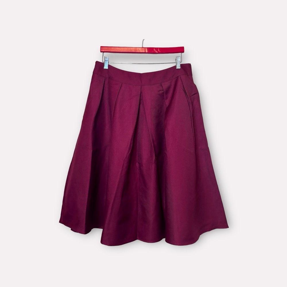 Yes, there’s pockets! Wine red skirt in XL